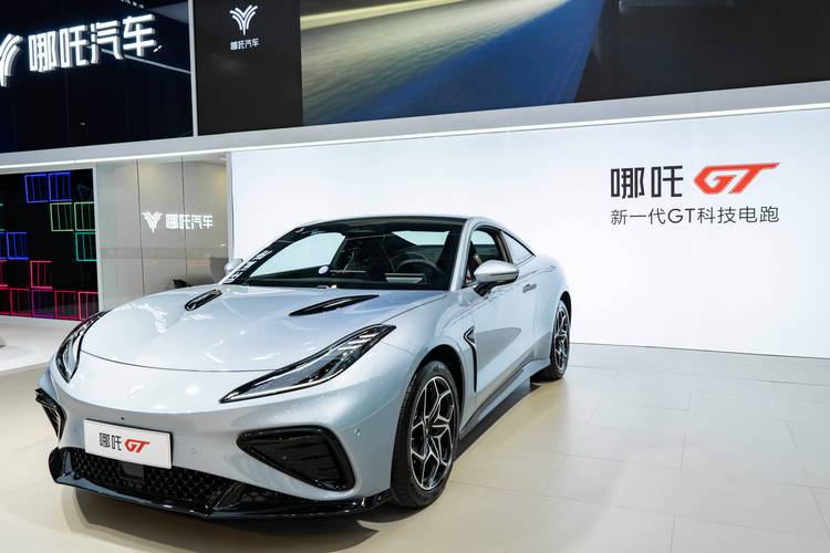 佛山340哪吒汽车在智能汽车领域的表现，领途汽车在新能源汽车市场中的影响力